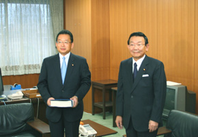 Minister Yamamoto took over the post from former Minister Yosano (September 27)