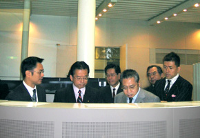 Minister Yamamoto, Senior Vice Minister Watanabe and Parliamentary Secretary Tamura went over the Tokyo Stock Exchange (November 20)
