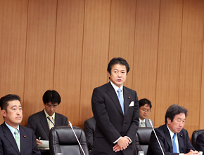 中小企業金融の円滑化に関する意見交換会で挨拶する中川大臣（10月15日）