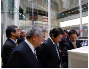 東京証券取引所を視察する中川大臣（12月８日）