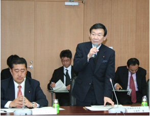 年度末金融の円滑化に関する意見交換会で挨拶する与謝野新大臣（２月24日）