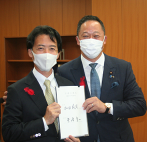 写真：宗清大臣政務官（左）と和田前大臣政務官（右）の引継ぎの様子