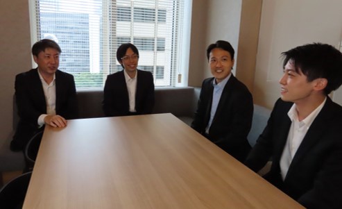 写真：資産運用高度化室 　左から、杉本補佐、原補佐、桑田室長、松本係員