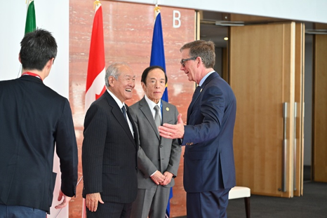 写真：各国財務大臣等を出迎える鈴木大臣と植田総裁