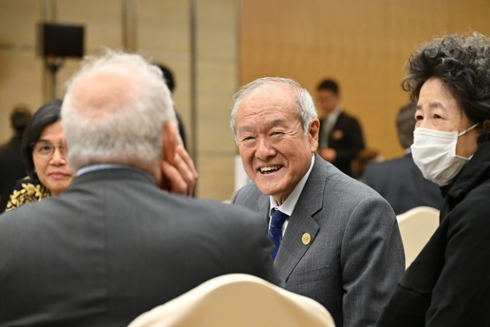ランチセミナーで談笑する鈴木大臣の写真