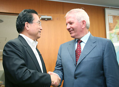 Minister Yamamoto had a meeting Charlie McCreevy, European Union internal market commissioner (June 13)