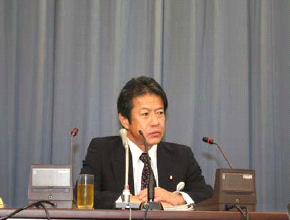 photo (Minister Motegi at a press conference after the inaugural cabinet meeting)