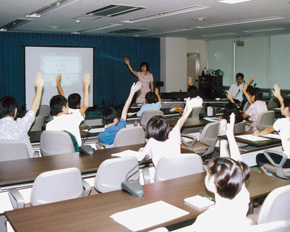 Children observed ''KASUMIGASEKI'', the central Ministries.(August 25)