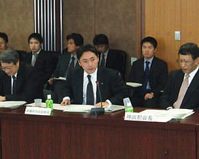 Parliamentary Secretary Gotoda greets the First Subcommittee of the Financial System Council (November 22)