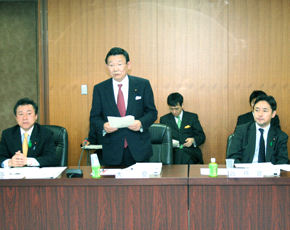 財務局長会議において挨拶する与謝野大臣