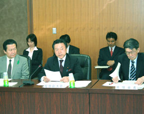金融審議会公認会計士制度部会において挨拶する櫻田副大臣