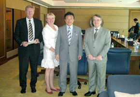 Yoshitaka Sakurada (Senior Vice Minister for Financial Services) meets with Mr. David Knott, Chief Executive of the Dubai Financial Services Authority (DFSA) on July 23