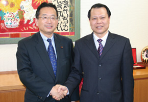 ベトナム　ヴ・ヴアン・ニン財務大臣の表敬訪問を受ける山本大臣（１月31日）
