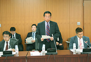 全国財務局長会議において挨拶する山本大臣（４月26日）