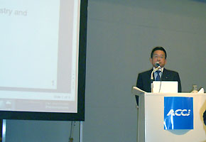 在日米国商工会議所の会合で講演する山本大臣（５月21日）