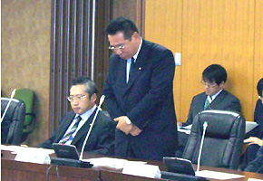 全国財務局長会議で挨拶する 戸井田 大臣政務官（11月１日）