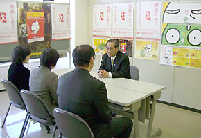 「全国一斉多重債務者相談ウィーク」開催中、東京都消費者生活総合センターの相談員・担当者と意見交換を行う 山本 副大臣（12月４日）