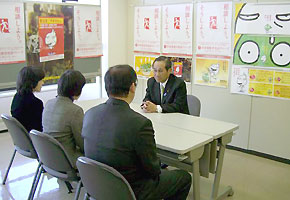 「全国一斉多重債務者相談ウィーク」開催中、東京都消費者生活総合センターの相談員・担当者と意見交換を行う 山本 副大臣（12月４日）