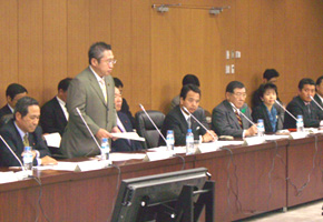 「年度末金融の円滑化に関する意見交換会」において挨拶する 渡辺 大臣 (２月21日)