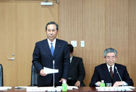企業会計審議会総会において挨拶する 山本 副大臣（３月27日）