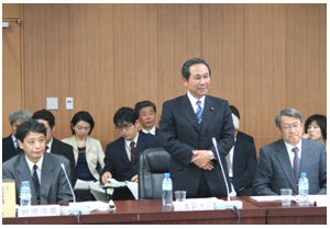 金融審議会金融分科会第二部会　決済に関するワーキング・グループ（第１回）において、挨拶する 山本 副大臣(５月16日)