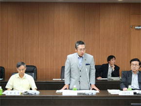 多重債務者対策本部有識者会議において挨拶する渡辺大臣（７月15日）