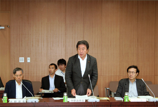 多重債務者対策本部有識者会議で挨拶する宇野政務官（９月１日）