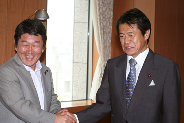 事務引継式で握手する茂木前大臣と中川新大臣（９月25日）
