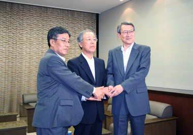 握手する(左から)米田警察庁刑事局長、杉山全国銀行協会会長、三國谷監督局長