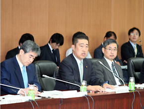 photo (Senior Vice Minister Tanimoto speaking at the meeting of the 1st Subcommittee, Financial System Council (October 15))