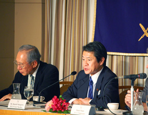 金融審議会第一部会で挨拶する谷本副大臣（10月15日）