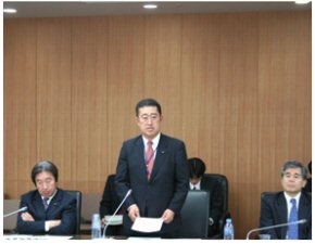 photo (Senior Vice Minister Tanimoto delivering a speech at an extraordinary meeting of Local Finance Bureau Directors-General (December 15))