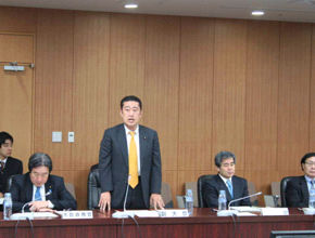 photo (Senior Vice Minister Tanimoto (left) and Parliamentary Secretary Uno speaking at the Meeting of Director-Generals of Local Finance Bureaus (January 29))