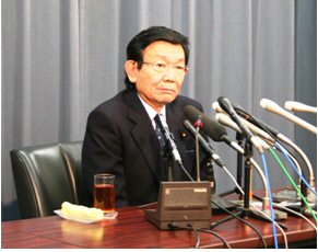 就任記者会見を行う与謝野新大臣（２月17日）