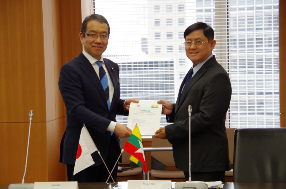 ミャンマー保険セクター支援計画を手交する越智隆雄副大臣