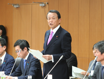 挨拶をする麻生大臣