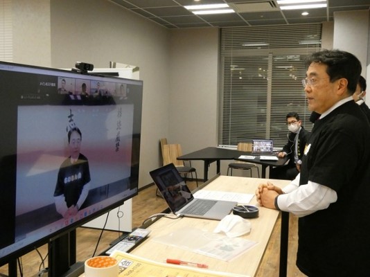 写真：霞が関ダイアログにて挨拶する赤澤副大臣