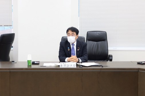 写真：諮問文を読み上げる赤澤副大臣
