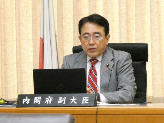 写真：財務局長会議で発言する赤澤副大臣