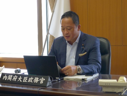 写真：財務局長会議で発言する和田政務官