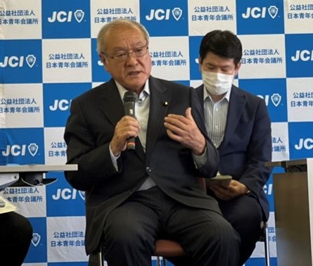 写真：車座対話で発言する鈴木大臣