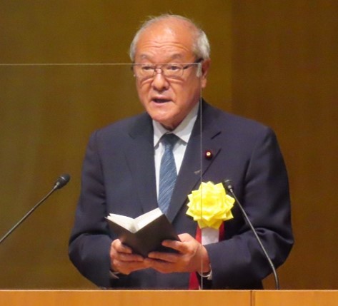 写真：全国信用金庫大会で挨拶する鈴木大臣