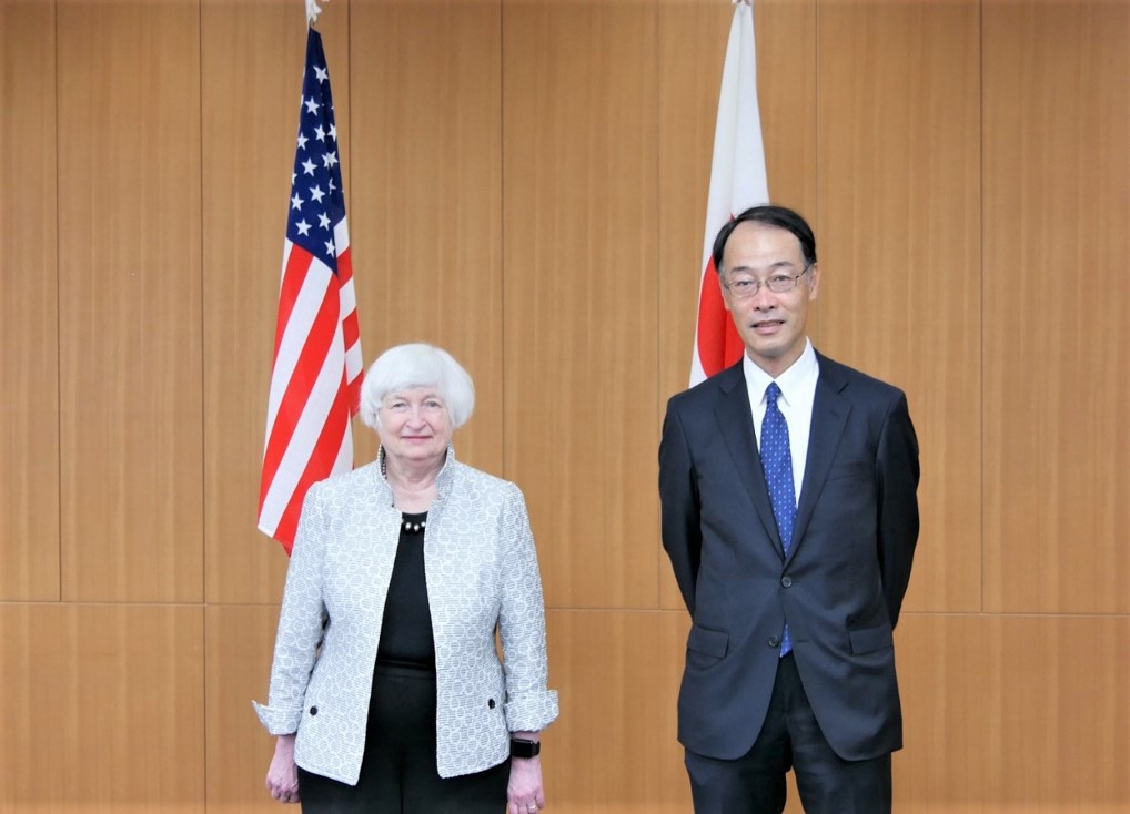 写真：イエレン米国財務長官（左）と中島金融庁長官（右）