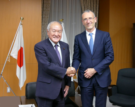 写真：鈴木大臣（左）とファベールISSB議長（右）