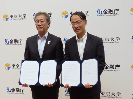 協定を締結した東京大学藤井総長（左）と中島前長官（右）の写真