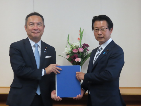 写真：神田大臣政務官（右）と鈴木 前大臣政務官（左）の引継ぎの模様