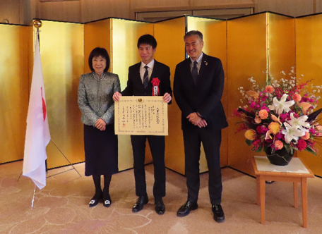 写真：川本総裁（左）、チーム代表者（中央）、 玉塚委員長（右）