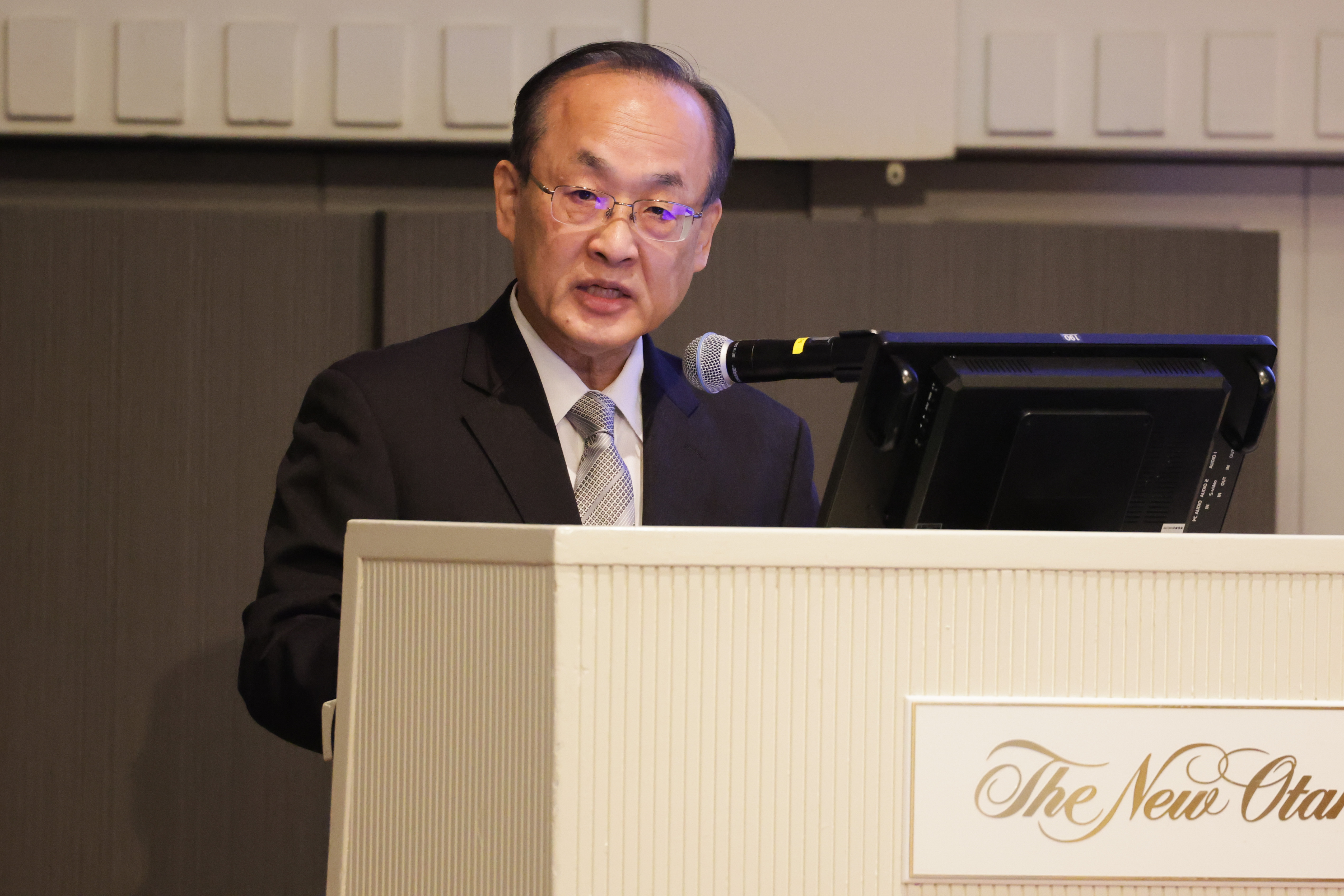 写真：松井会長による開会挨拶の様子