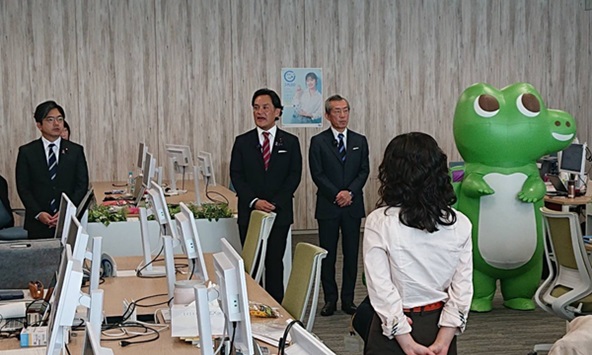 写真：挨拶をする岩田内閣府副大臣（中央）