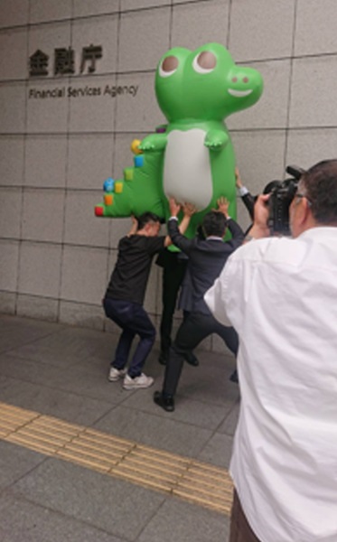 写真 支えてもらうワニーサ